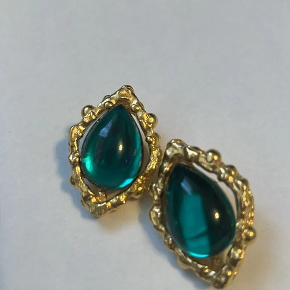 Craft Green and Goldtone Vintage Earrings - Picture 2 of 3